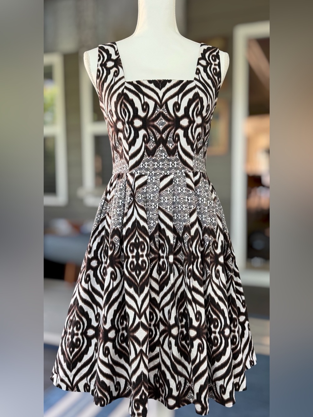 Chic Eva Mendes Mini Dress |Size 2 | Pockets & Structured Fit